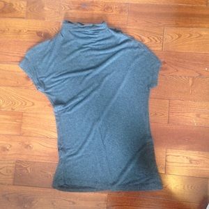 Short-turtleneck short sleeved shirt